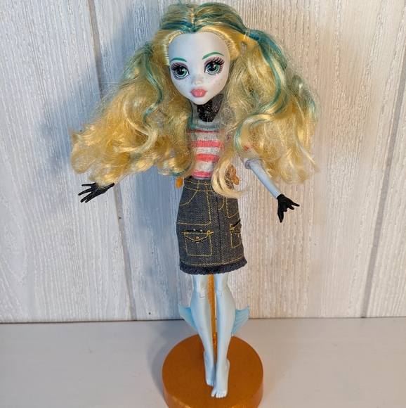 Monster High Lagoona Blue Shipwrecked Doll EUC Blonde Blue Highlights - Picture 5 of 5